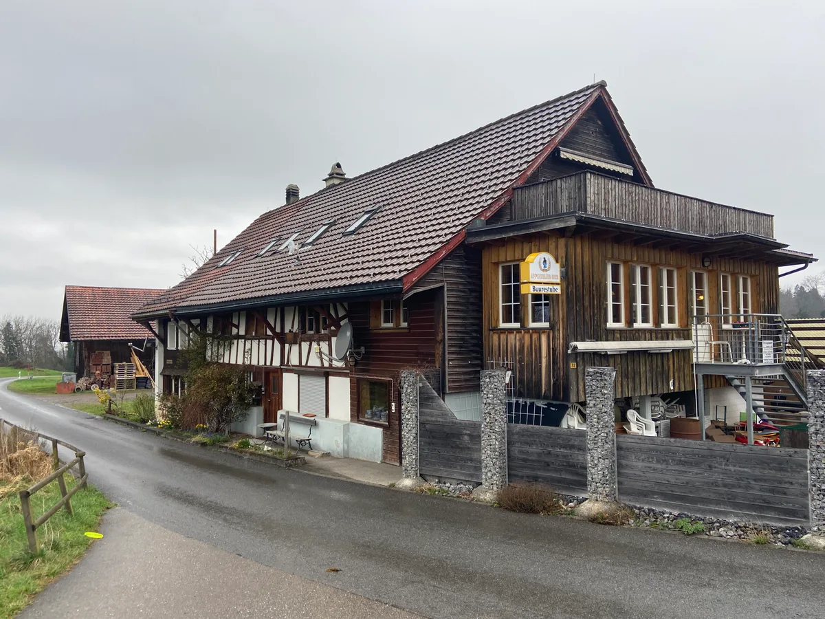 Ein altes Bauernhaus mit angefügtem Restaurant.